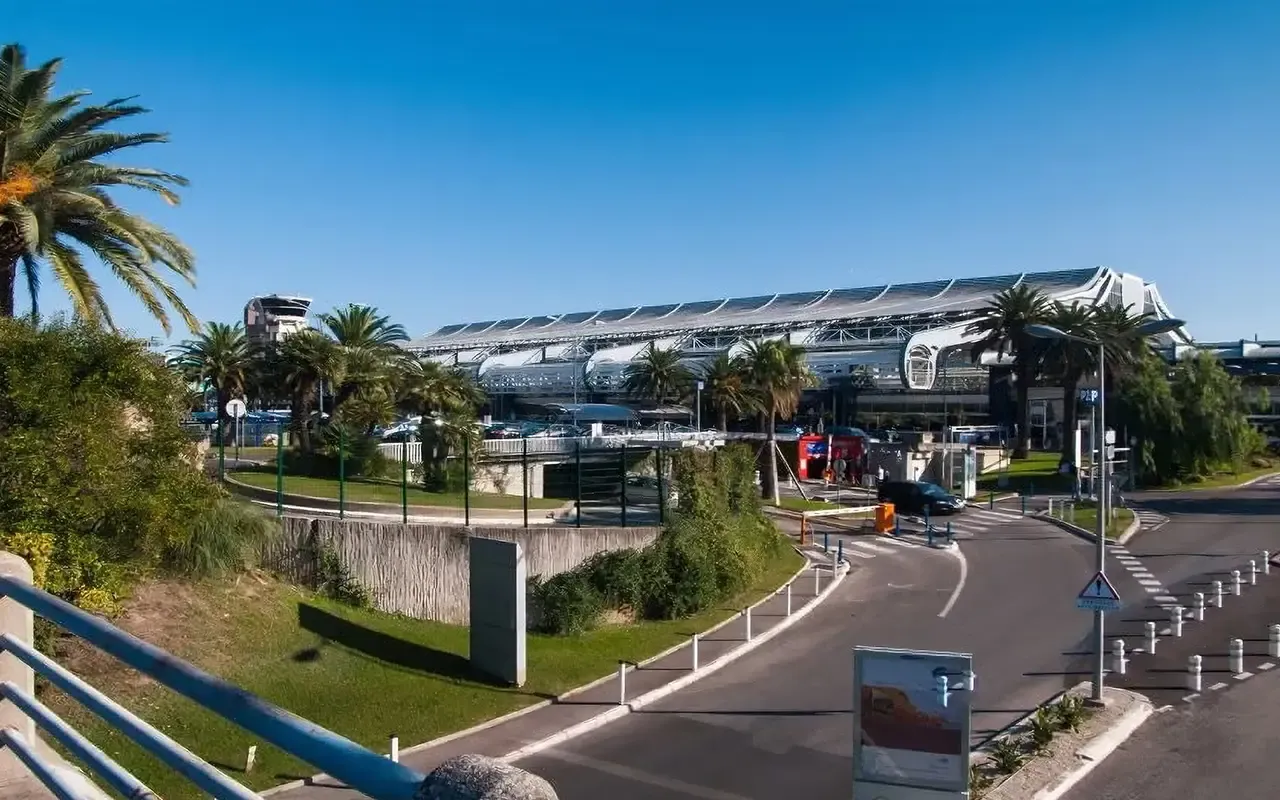 Nice airport: terminals, access and drop-off