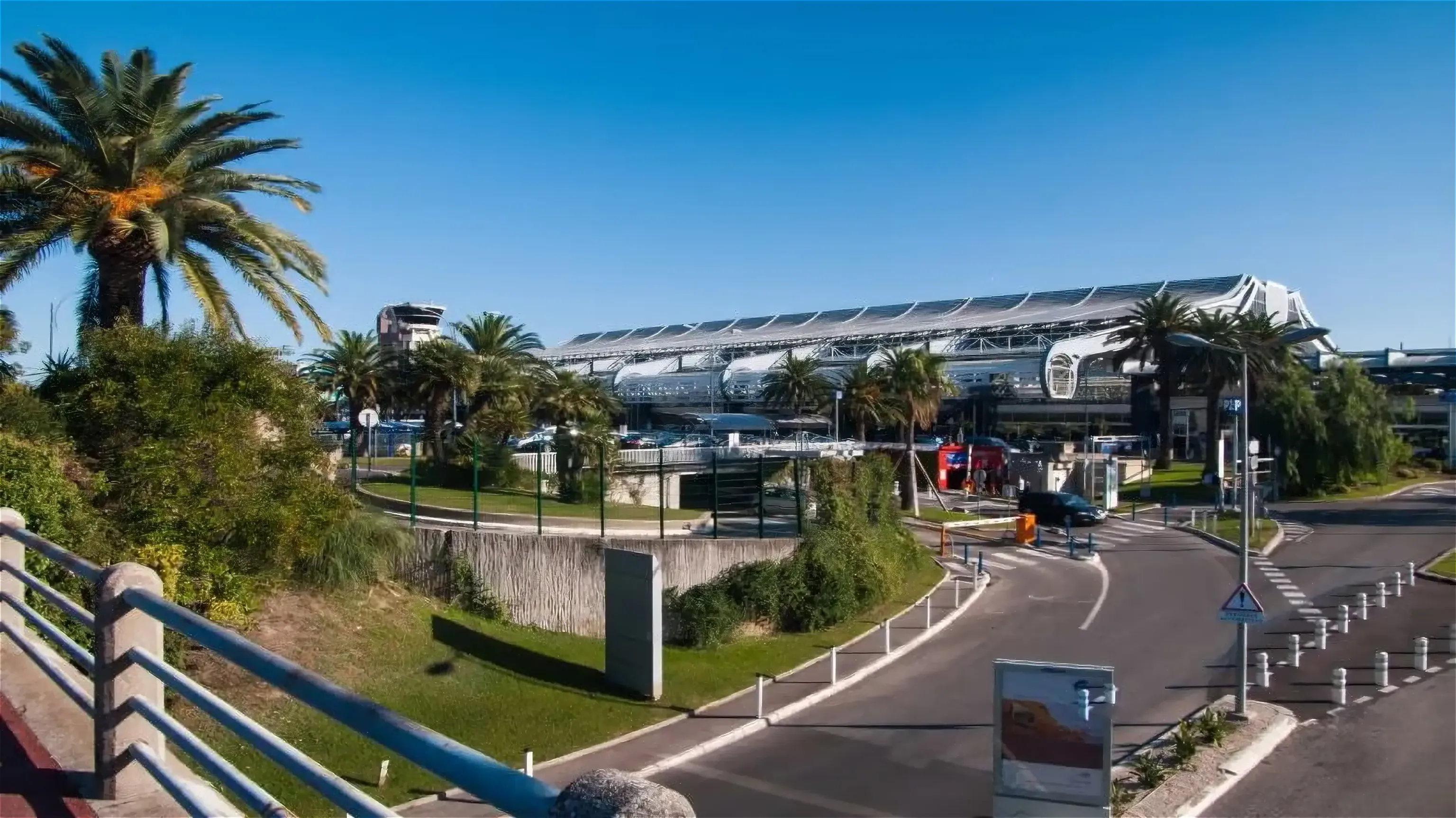 Nice airport: terminals, access and drop-off